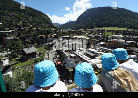 Morzine, France. 12th July, 2022. Illustration picture shows spectators pictured at the start of stage ten of the Tour de France cycling race, a 148km race from Morzine les Portes du Soleil to Megeve, France, on Tuesday 12 July 2022. This year's Tour de France takes place from 01 to 24 July 2022. BELGA PHOTO DAVID PINTENS - UK OUT Credit: Belga News Agency/Alamy Live News Stock Photo