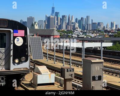 F train line coming into the Smith Ninth Street elevated subway station