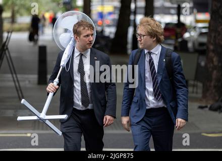 London, UK. 12th July, 2022. City of London workers feel the heat as temperartures hit 30 degrees for the second day running during a mini heatwave across the capital. London 12th July 2022 Credit: Clickpics/Alamy Live News Stock Photo