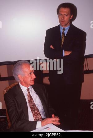 ARCHIVE PHOTO: 20 years ago, on July 13, 2002, Robert SCHWAN died, SN01Beckenbauer SchwanSP.jpg Robert SCHWAN half-length figure sitting on a chair, right. standing Franz BECKENBAUER Stock Photo