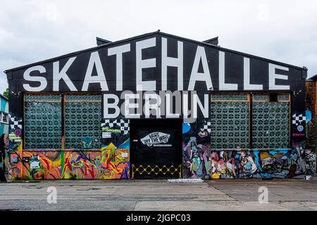 Berlin, Friedrichshain, RAW Gelände. Skatehalle skate boarding hall in old railway workshop building Stock Photo