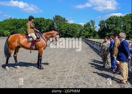 Windsor Castle, Windsor, Berkshire, UK. 8th July 2022. EMBARGOED UNTIL 12th JULY  Tom Cruise meeting members of the King's Troop Royal Horse Artillery, who he introduced during the Platinum Jubilee Celebration back in May, on a private visit in the Private Grounds of Windsor Castle   Credit:Peter Nixon/Alamy Live News Stock Photo