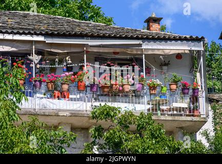 Balcony with geraniums on a traditional house in the  village of Zagora.  on the Eastern slopes of the Pelion mountains, Pelion Peninsula, Thessaly, G Stock Photo