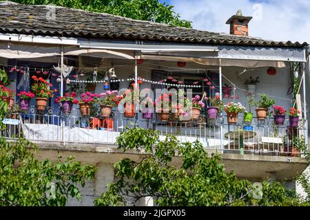 Balcony with geraniums on a traditional house in the  village of Zagora.  on the Eastern slopes of the Pelion mountains, Pelion Peninsula, Thessaly, G Stock Photo