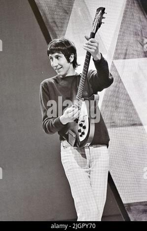 THE WHO  Pete Townshend on Ready, Steady, Go ! in 1966. Stock Photo