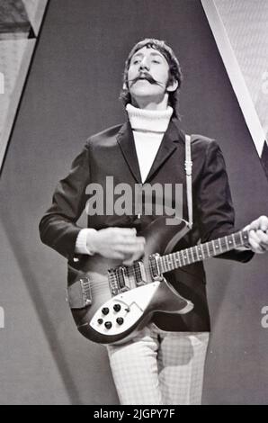 THE WHO  Pete Townshend on Ready, Steady, Go ! in 1966. Stock Photo