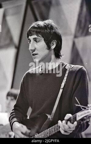 THE WHO  Pete Townshend on Ready, Steady, Go ! in 1966. Stock Photo