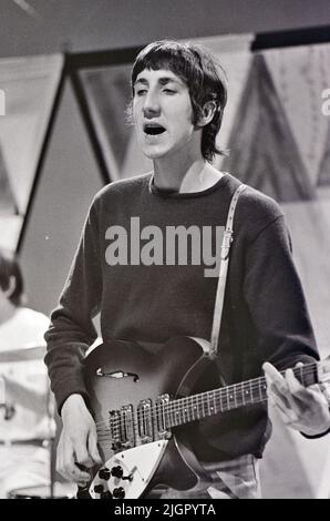 THE WHO  Pete Townshend on Ready, Steady, Go ! in 1966. Stock Photo