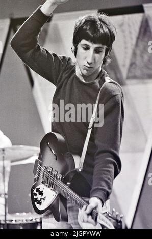 THE WHO  Pete Townshend on Ready, Steady, Go ! in 1966. Stock Photo