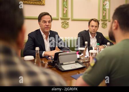 Kyiv, Ukraine. 11th July, 2022. Dutch Prime Minister Mark Rutte, center, during a face-to-face meeting with Ukrainian President Volodymyr Zelenskyy, right, at the Mariinskyi Palace, July 11, 2022 in Kyiv, Ukraine. Credit: Ukrainian Presidential Press Office/Ukraine Presidency/Alamy Live News Stock Photo
