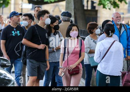 Tourists wearing face masks as a precaution against the spread of covid ...