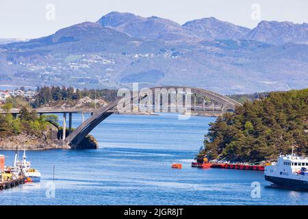 The Pyntesundbrua road traffic bridge between the islands of Engoy and Buoy, Stavanger, Norway Stock Photo