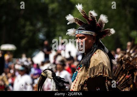 Kahnawake, Canada. 10th July, 2022. Participants in the pow-wow wait for their turn in the arena during the festival. The 30th Annual Echoes of a Proud Nation pow-wow brought in thousands of people from all across North America to celebrate Native people culture and traditions in the Mohawk Reserve of Kahnawake. After a two-year hiatus, the biggest pow-wow in Quebec offered a time to meet, dance, sing, visit and celebrate with friends and family. (Credit Image: © Giordanno Brumas/SOPA Images via ZUMA Press Wire) Stock Photo