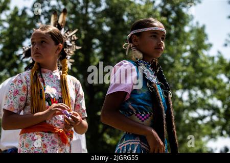 Kahnawake, Canada. 10th July, 2022. Children waiting for their turn in the arena during the festival. The 30th Annual Echoes of a Proud Nation pow-wow brought in thousands of people from all across North America to celebrate Native people culture and traditions in the Mohawk Reserve of Kahnawake. After a two-year hiatus, the biggest pow-wow in Quebec offered a time to meet, dance, sing, visit and celebrate with friends and family. (Credit Image: © Giordanno Brumas/SOPA Images via ZUMA Press Wire) Stock Photo