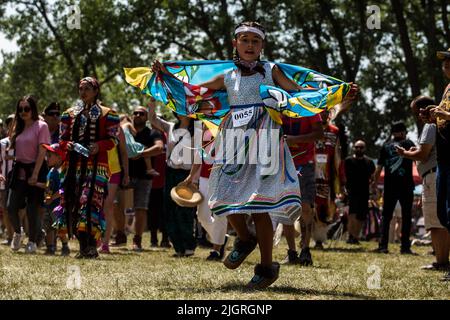 Kahnawake, Canada. 10th July, 2022. Pow-wow traditional dancers open the arena to the spectators during the festival. The 30th Annual Echoes of a Proud Nation pow-wow brought in thousands of people from all across North America to celebrate Native people culture and traditions in the Mohawk Reserve of Kahnawake. After a two-year hiatus, the biggest pow-wow in Quebec offered a time to meet, dance, sing, visit and celebrate with friends and family. (Credit Image: © Giordanno Brumas/SOPA Images via ZUMA Press Wire) Stock Photo