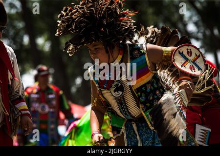 Kahnawake, Canada. 10th July, 2022. Pow-wow traditional dancers open the arena to the spectators during the festival. The 30th Annual Echoes of a Proud Nation pow-wow brought in thousands of people from all across North America to celebrate Native people culture and traditions in the Mohawk Reserve of Kahnawake. After a two-year hiatus, the biggest pow-wow in Quebec offered a time to meet, dance, sing, visit and celebrate with friends and family. (Credit Image: © Giordanno Brumas/SOPA Images via ZUMA Press Wire) Stock Photo