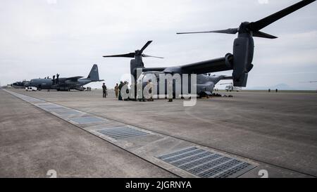 Members of the 1st Special Operations Squadron and 71st Air Rescue Squadron tour a CV-22 Osprey at Marine Corps Air Station Iwakuni, Japan, July 8, 2022. This marks the 353rd Special Operations Wing’s third visit to Fleet Air Wing 31, a staple for long-term routine training. (U.S. Air Force photo by Senior Airman Gary Hilton) Stock Photo