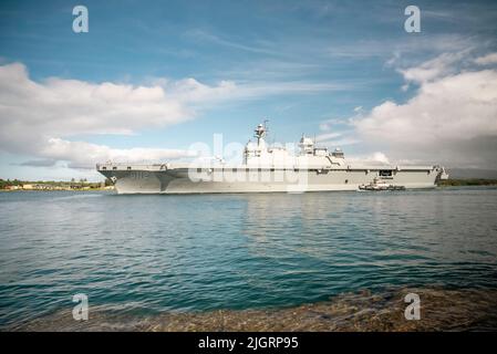 PEARL HARBOR (July 11, 2022) The Republic of Korea Navy amphibious assault ship ROKS Marado (LPH 6112) departs Pearl Harbor to begin the at-sea phase of Rim of the Pacific (RIMPAC) 2022. Twenty-six nations, 38 ships, four submarines, more than 170 aircraft and 25,000 personnel are participating in RIMPAC from June 29 to Aug. 4 in and around the Hawaiian Islands and Southern California. The world's largest international maritime exercise, RIMPAC provides a unique training opportunity while fostering and sustaining cooperative relationships among participants critical to ensuring the safety of s Stock Photo