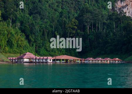 PRAIWAN RAFT HOUSE on Cheow lan lake in Khao Sok National Park is surrounded by tropical rain forest and karst formations - KHAO SOK, THAILAND Stock Photo