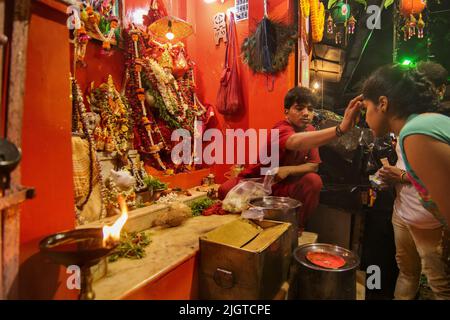 Kolkata, West Bengal, India - 5th July 2017 : Hindu priest blessing devotees visiting Lord Hanuman ji temple at Kalighat. Famous temple in Kolkata. Stock Photo