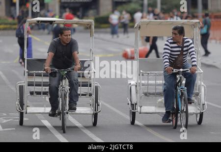 Mexico City, Mexico City, Mexico. 12th July, 2022. July 12, 2022 in Mexico City, Mexico: A large influx of people in Mexico City's ZÃ³calo despite the increase in COVID-19 infections in Mexico, the epidemic curve of covid-19 continues increase, with 150,000 positive cases in the week. on July 12, 2022 in Mexico City, Mexico. (Credit Image: © Gerardo Vieyra/eyepix via ZUMA Press Wire) Stock Photo