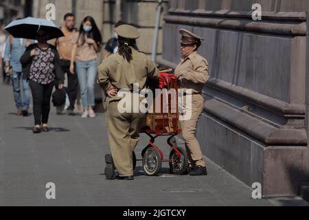 Mexico City, Mexico City, Mexico. 12th July, 2022. July 12, 2022 in Mexico City, Mexico: A large influx of people in Mexico City's ZÃ³calo despite the increase in COVID-19 infections in Mexico, the epidemic curve of covid-19 continues increase, with 150,000 positive cases in the week. on July 12, 2022 in Mexico City, Mexico. (Credit Image: © Gerardo Vieyra/eyepix via ZUMA Press Wire) Stock Photo