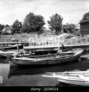Written on wide -closed paper: pilot foreman Holmströms boat at the pilot bridge in Påskallavik. The boat was built with straight by boat builder Jonsson at Veckholm, Mönsterås. Rebuilding and provided with a stern in 1908 or 1909 by four -headed Bäckström on the dam. Engine, SEK 3*, inserted in 1917, tires and splash table 1926. Photo Hasslöf 1951. Stock Photo
