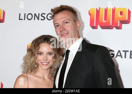 LOS ANGELES - JUL 12:  Cynthia Nabozny aka CYN, Kyle Newman at the 1UP Los Angeles Premiere at Chinese Theater 6 on July 12, 2022 in Los Angeles, CA Stock Photo