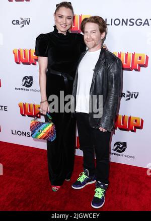 HOLLYWOOD, LOS ANGELES, CALIFORNIA, USA - JULY 12: American actress Clare Grant and husband/American actor Seth Green arrive at the Los Angeles Premiere Of Lionsgate's '1Up' held at the TCL Chinese 6 Theatres on July 12, 2022 in Hollywood, Los Angeles, California, United States. (Photo by Xavier Collin/Image Press Agency) Stock Photo