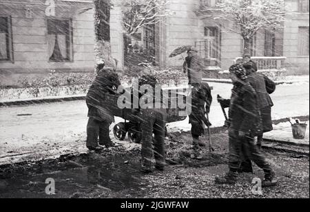 Original-Bildunterschrift: Trümmerfrauen immer auf ihrem Posten - ob's stürmt oer schneit in Berlin, Deutschland 1947. Stock Photo