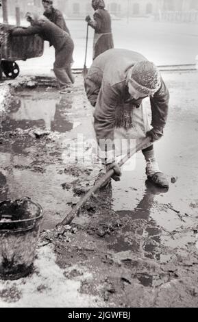 Original-Bildunterschrift: Trümmerfrauen immer auf ihrem Posten - ob's stürmt oer schneit in Berlin, Deutschland 1947. Stock Photo