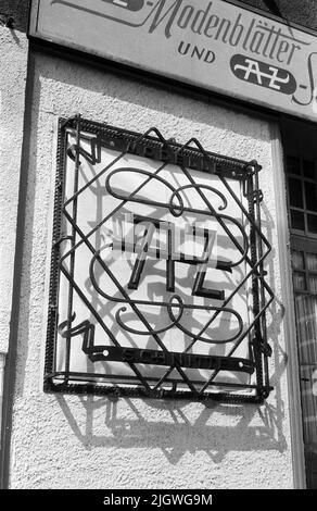 Initialen und Firmenlogo des AZ Arno Zyka Verlag für Modenblätter und -Schnitte am Eingang Kaiserdamm 95 in Charlottenburg, Berlin, Deutschland 1947. Stock Photo