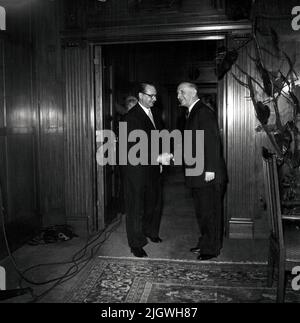 Original-Bildunterschrift: Außenminister Heinrich von Brentano beim Regierenden Bürgermeister. Dr. Suhr begrüßt hier den aussenminister bei seinem Besuch im Schöneberger Rathaus, Berlin, Deutschland 1955. Stock Photo