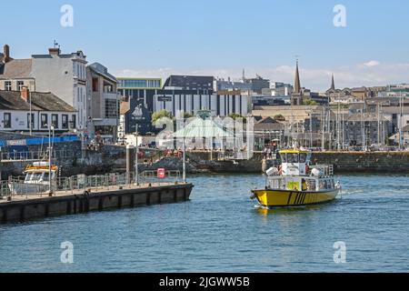 The Plymouth Belle ferry leaves the Barbican Pontoon, Plymouth, as fine weather and staycations keep pleasure trips and ferry services alive. The Barb Stock Photo