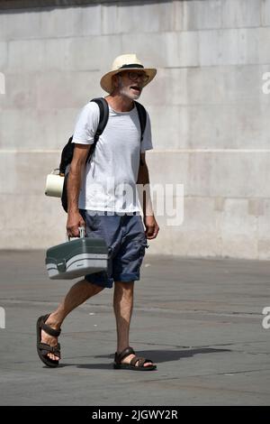 London, UK. 13th July, 2022. Sunshine in Trafalgar Squarea as heat wave continues in the West End. Credit: JOHNNY ARMSTEAD/Alamy Live News Stock Photo