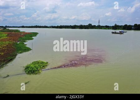 Dhaka, Bangladesh - July 13, 2022: Effluent discharge from Savar Tannery Industrial Estate makes its way into the Dhaleshwari River, putting the river Stock Photo