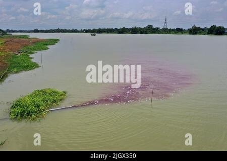 Dhaka, Bangladesh - July 13, 2022: Effluent discharge from Savar Tannery Industrial Estate makes its way into the Dhaleshwari River, putting the river Stock Photo