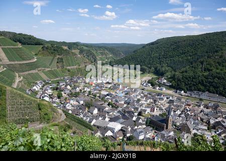 Dernau, Germany. 13th July, 2022. Green vineyards surround the village of Dernau on the Ahr River. In the village, the traces of the flood in 2021 are still clearly visible. July 14, 2022 marks the first anniversary of the flood disaster. Credit: Boris Roessler/dpa/Alamy Live News Stock Photo