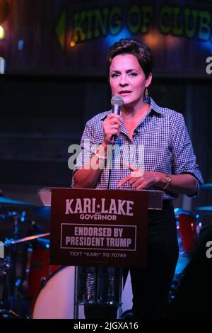 Tucson, Arizona, USA. 12th July, 2022. Republican candidate for Arizona Governor Kari Lake campaigns at the Maverick in Tucson. Lake is endorsed by former President Donald Trump and is running against Karrin Taylor Robson in a bitter race that has become a showdown between Governor Doug Ducey who backs Robson and the America First Trump endorsed Kari Lake. The GOP Republican primary in Arizona is August 2. (Credit Image: © Christopher Brown/ZUMA Press Wire) Stock Photo