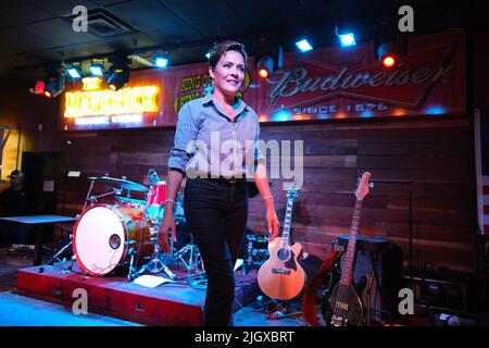 Tucson, Arizona, USA. 12th July, 2022. Republican candidate for Arizona Governor Kari Lake campaigns at the Maverick in Tucson. Lake is endorsed by former President Donald Trump and is running against Karrin Taylor Robson in a bitter race that has become a showdown between Governor Doug Ducey who backs Robson and the America First Trump endorsed Kari Lake. The GOP Republican primary in Arizona is August 2. (Credit Image: © Christopher Brown/ZUMA Press Wire) Stock Photo