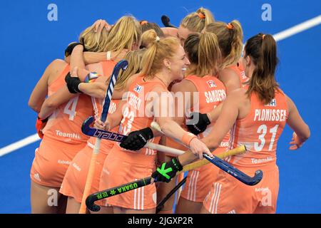 AMSTERDAM - The Netherlands celebrate the goal of Maria Verschoor of Holland hockey women during the match between the Netherlands and Belgium at the World Hockey Championships at the Wagener stadium, on July 12, 2022 in Amsterdam. ANP | Dutch Height | Gerrit van Keulen Stock Photo