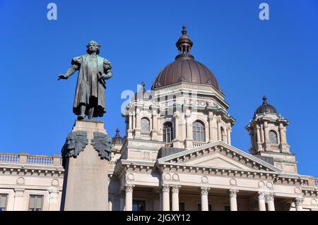 Christopher Columbus statue in front of Onondaga Supreme and County Courts House in downtown Syracuse, New York State NY, USA. Stock Photo