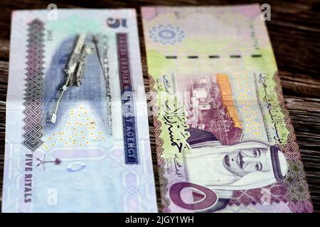 Saudi Arabia 5 SAR five Saudi riyals cash money banknote with the photo of king Salman bin AbdulAziz and Ras Tanura tanker loading terminal, Jubayl Po Stock Photo