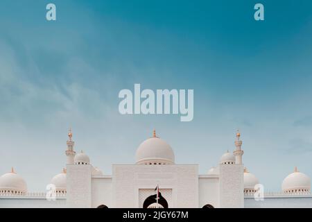 Detailed symmetric front view of the Sheikh Zayed Grand Mosque in Abu Dhabi, United Arab Emirates Stock Photo