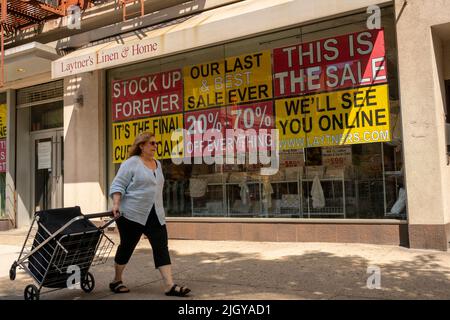 Signs in the window of Laytner’s Linen & Home store on Upper West Side in New York on Sunday, July 10, 2022 announce the impending closure of the store, the last of the chain. The last day is scheduled to be September 30. (© Richard B. Levine) Stock Photo