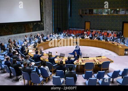 (220713) -- UNITED NATIONS, July 13, 2022 (Xinhua) -- Members of the UN Security Council vote to adopt a resolution at the UN headquarters in New York, on July 13, 2022. The UN Security Council on Wednesday adopted a resolution to renew the mandate of the UN Mission to support the Hodeidah Agreement for a year, till July 14, 2023. (Loey Felipe/UN Photo/Handout via Xinhua) Stock Photo