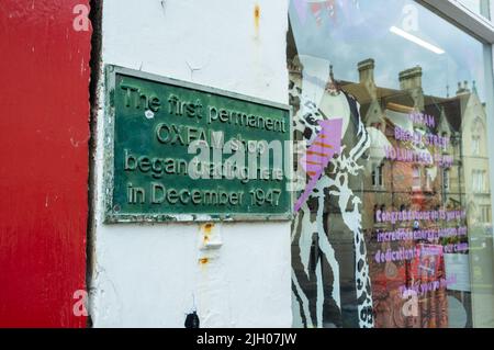 Oxfam shop, Oxford, the first permanent Oxfam shop to open in 1947, Oxford, UK 2022 Stock Photo