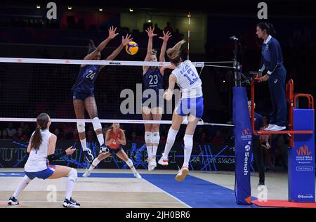 Ankara, Turkey. 13th July, 2022. Ogbogu Chiaka (2nd L) and Kelsey Robinson (C) of the United States block during the 2022 FIVB Volleyball Women's Nations League quarterfinal match between the United States and Serbia in Ankara, Turkey, July 13, 2022. Credit: Shadati/Xinhua/Alamy Live News Stock Photo