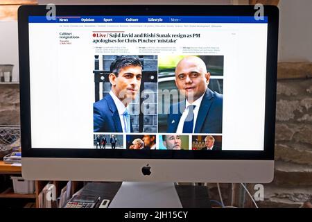 'Sajid Javid and Rishi Sunak resign as PM apologises for Chris Pincher 'mistake' Guardian newspaper headline on computer screen website 5 July 2022 UK Stock Photo