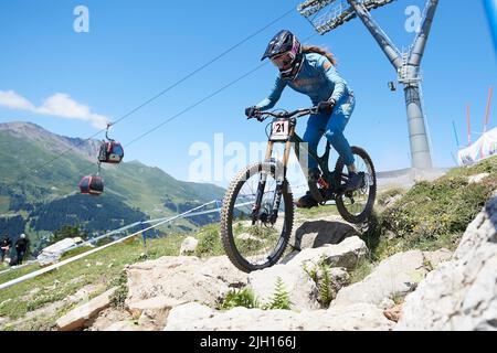 Lenzerheide, Schweiz. 8. Juli 2022. Siel Van Der Velden während der Downhill Qualifikation der Damen am UCI Mountain Bike World Cup 2022 in Lenzerheid Stock Photo